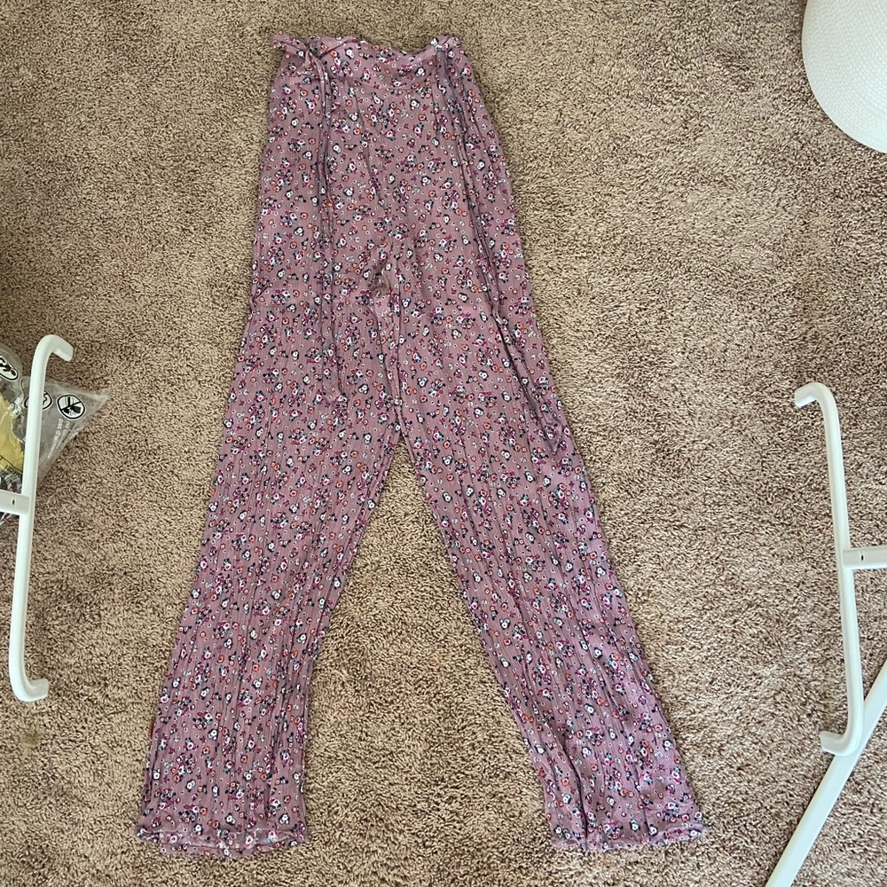Flowy light material floral pants